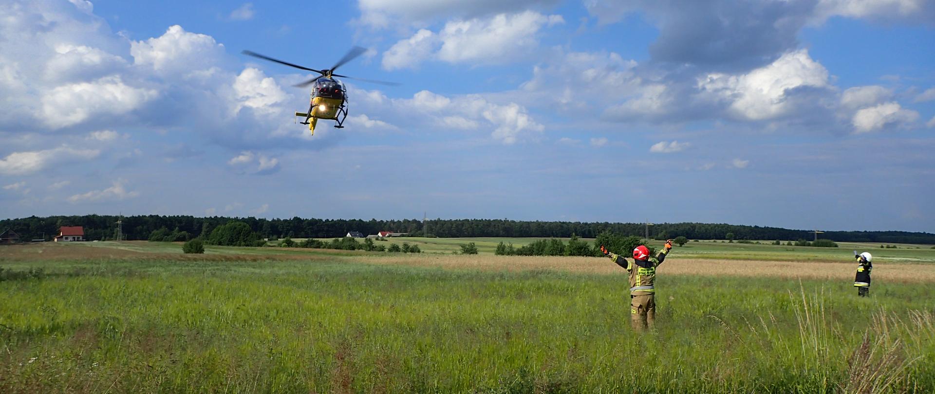 Przyjmowanie śmigłowca LPR przez ratownika PSP