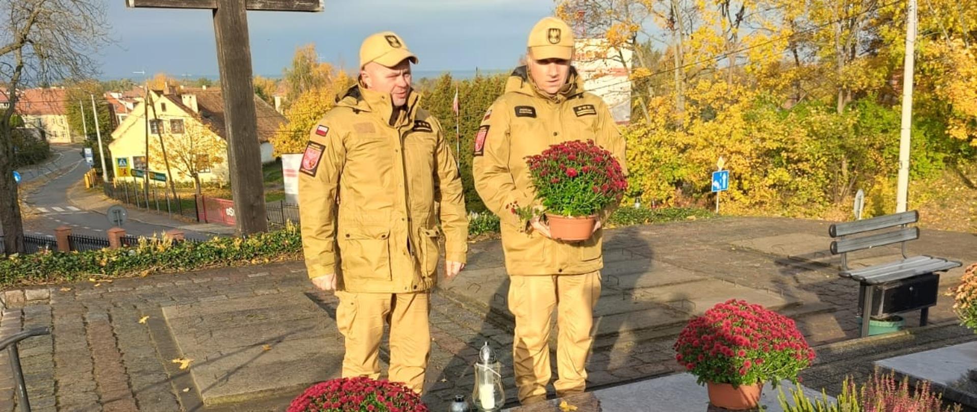 Składanie kwiatów na grobach