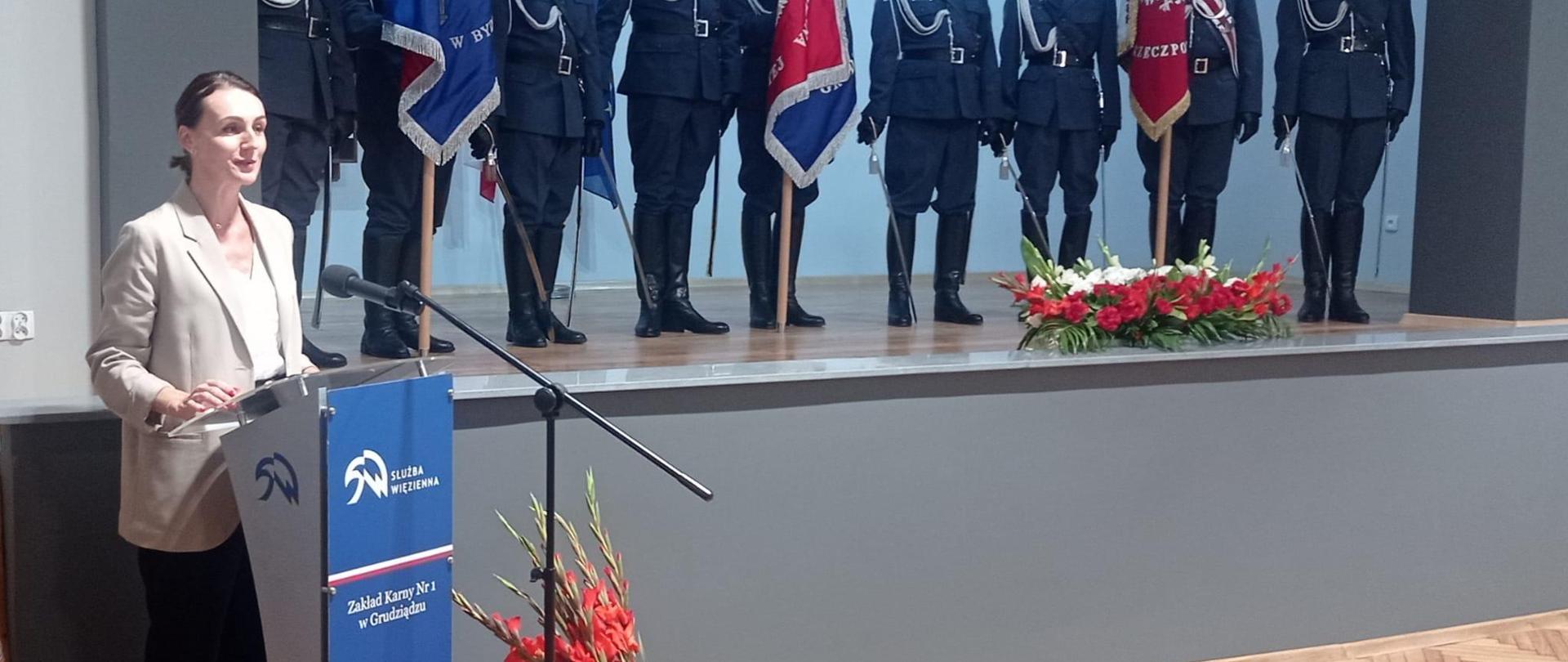 kobieta (wojewoda) stoi przy mównicy