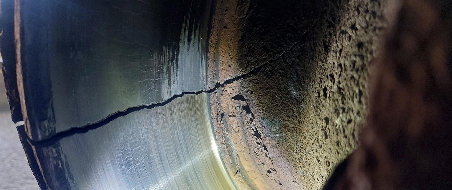 Mocno popękana tarcza hamulcowa
