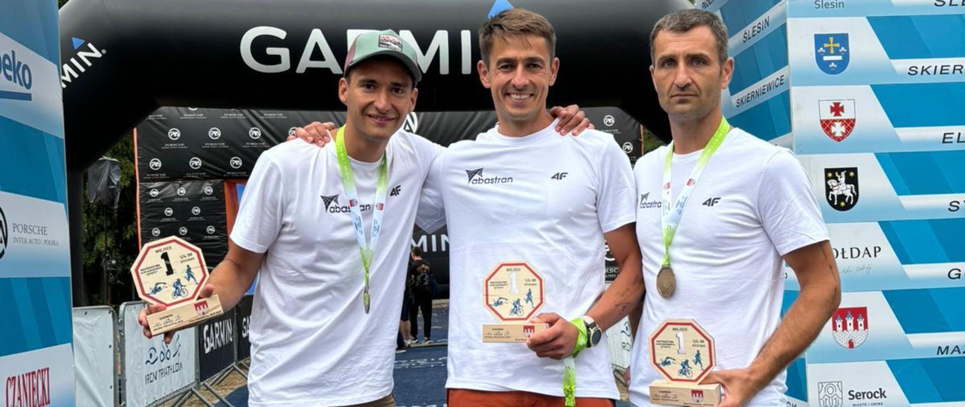 Strażacy z medalami oraz statuetkami za zajęcie 1 miejsca w kategorii służb mundurowych