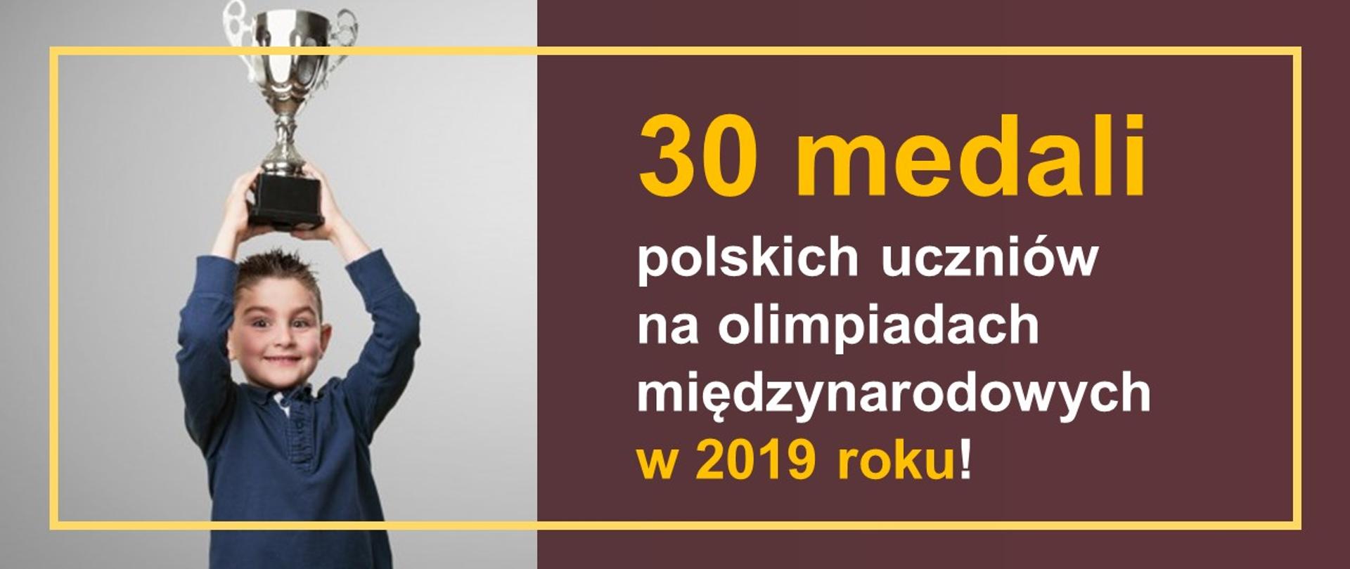 Chłopiec trzyma puchar, po prawo napis "30 medali polskich uczniów na olimpiadach międzynarodowych w 2019 roku!"