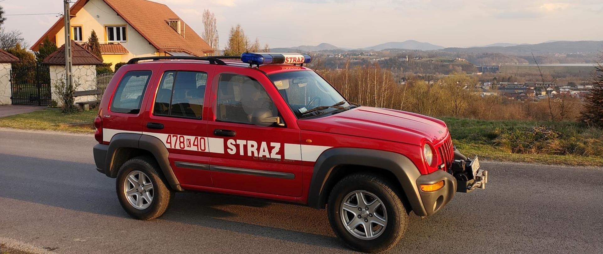Lekki samochód operacyjny Jeep. W tle zdjęcia panorama gminy Dobczyce.