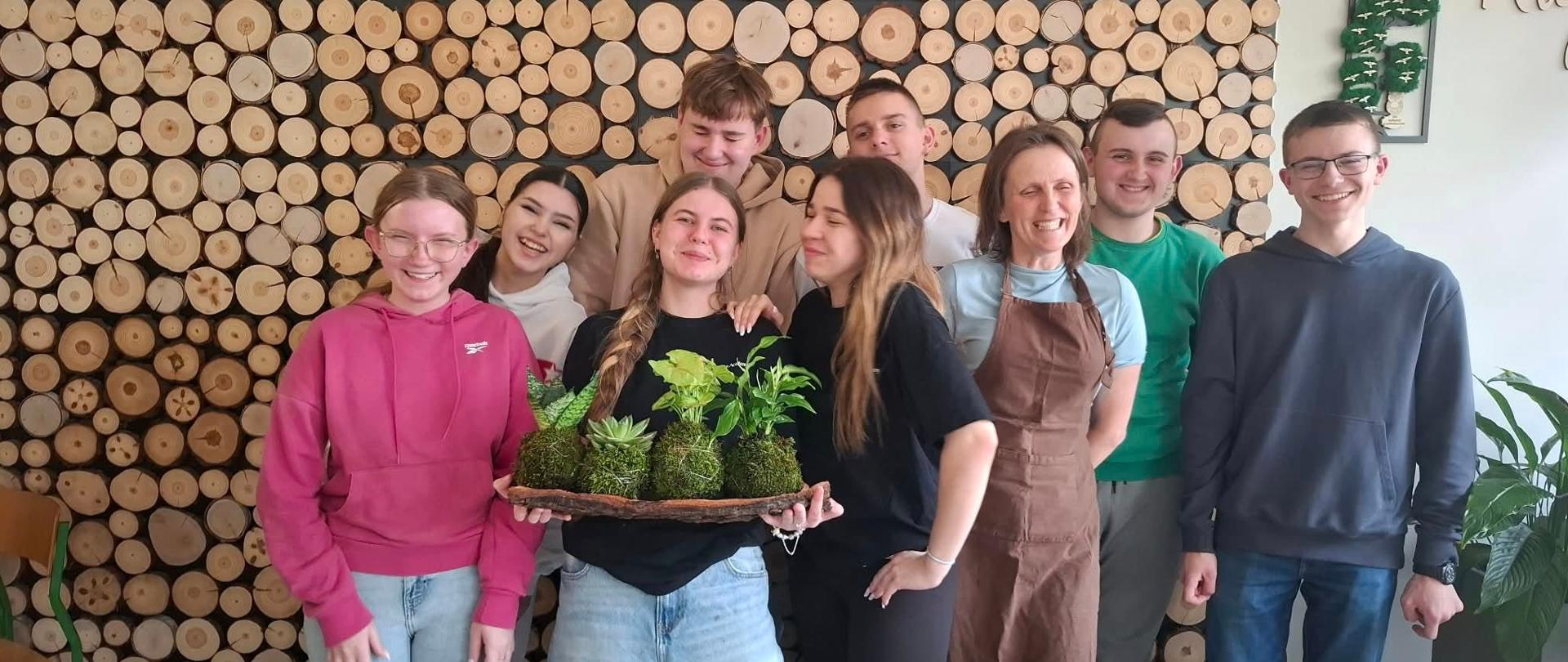 Kokedama - zdjęcie grupowe uczniów i p. Agnieszki Suchorzewskiej po skończonych zajęciach w ramach projektu unijnego.