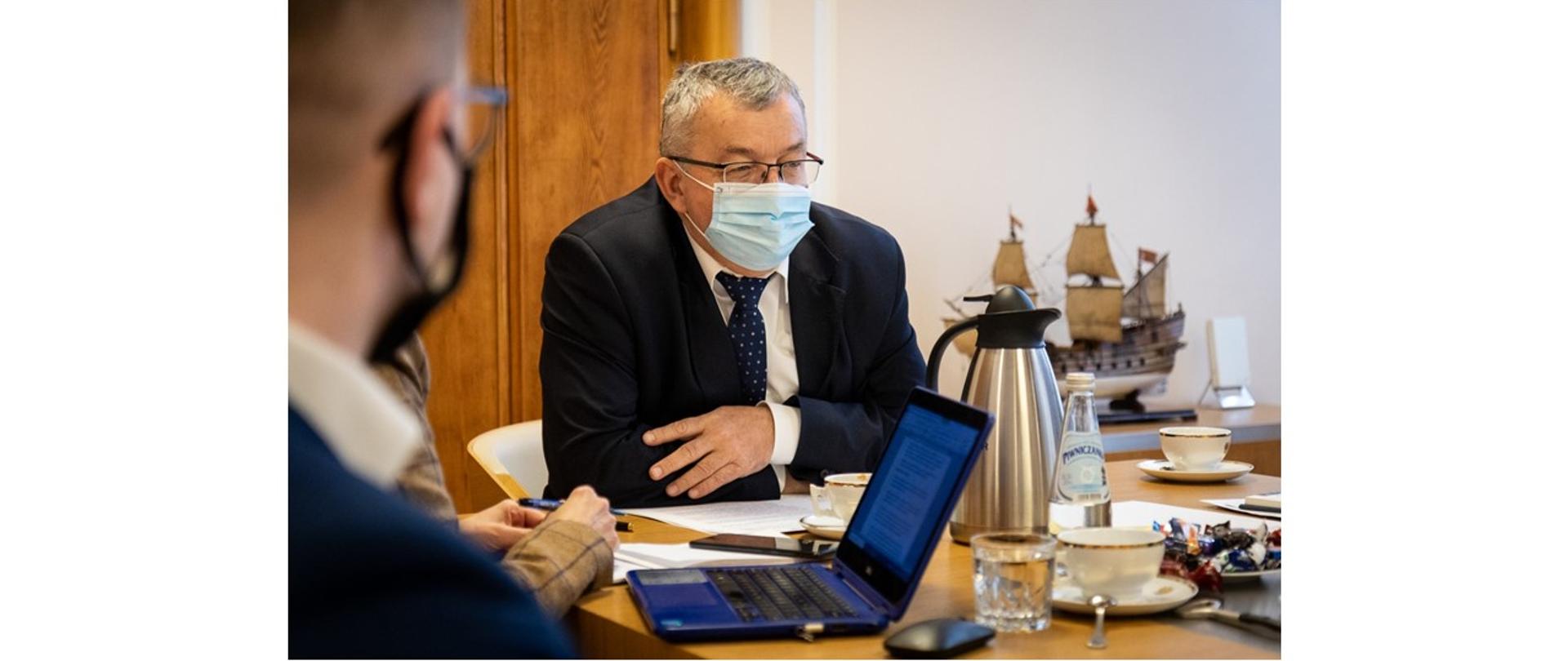 Minister Andrzej Adamczyk podczas rozmowy z Ministrem P. Szijjartó