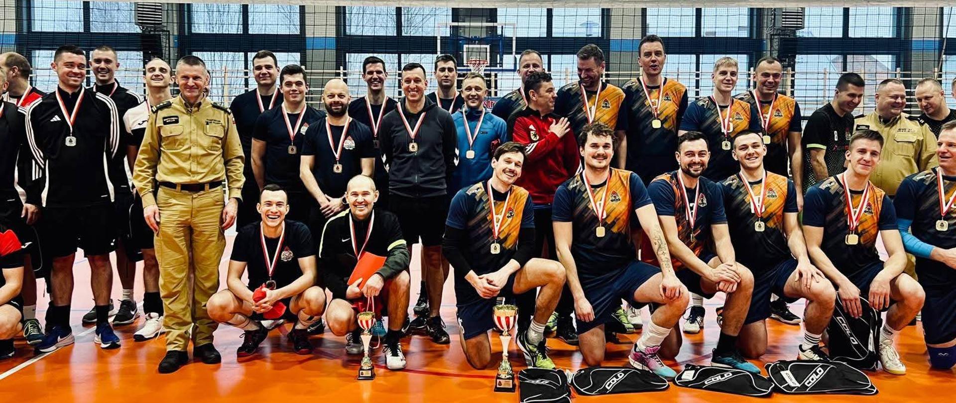 Na zdjęciu medaliści mistrzostw. 1 miejsce KM PSP Gdańsk, 2 miejsce KP PSP Bytów, 3 miejsce KP PSP Puck. Na zdjęciu również Zastępca Pomorskiego Komendanta Wojewódzkiego st. bryg. Bartłomiej Mollin oraz Komendant Powiatowy KP PSP w Malborku mł. bryg. Damian Tomaszewski 