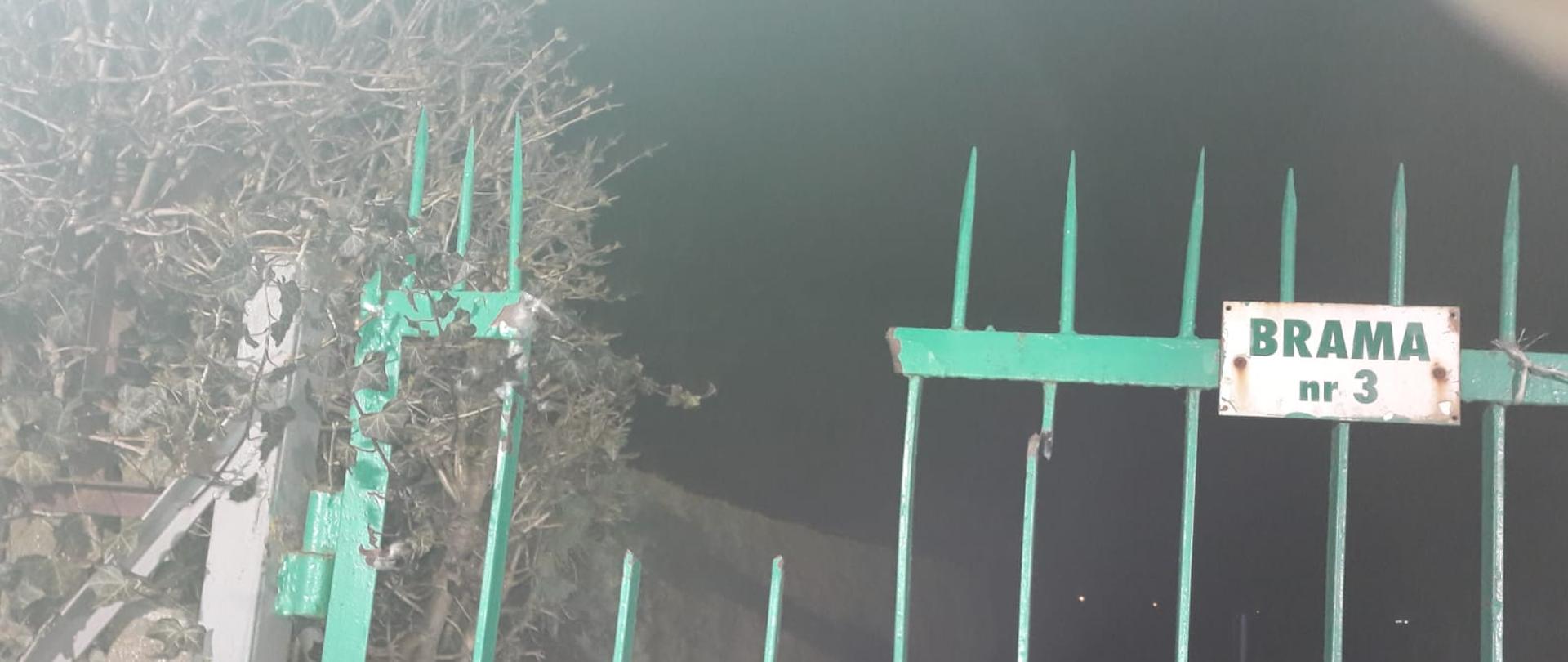 Widok bramy po wycięciu kawałka, na bramie napis BRAMA nr 3