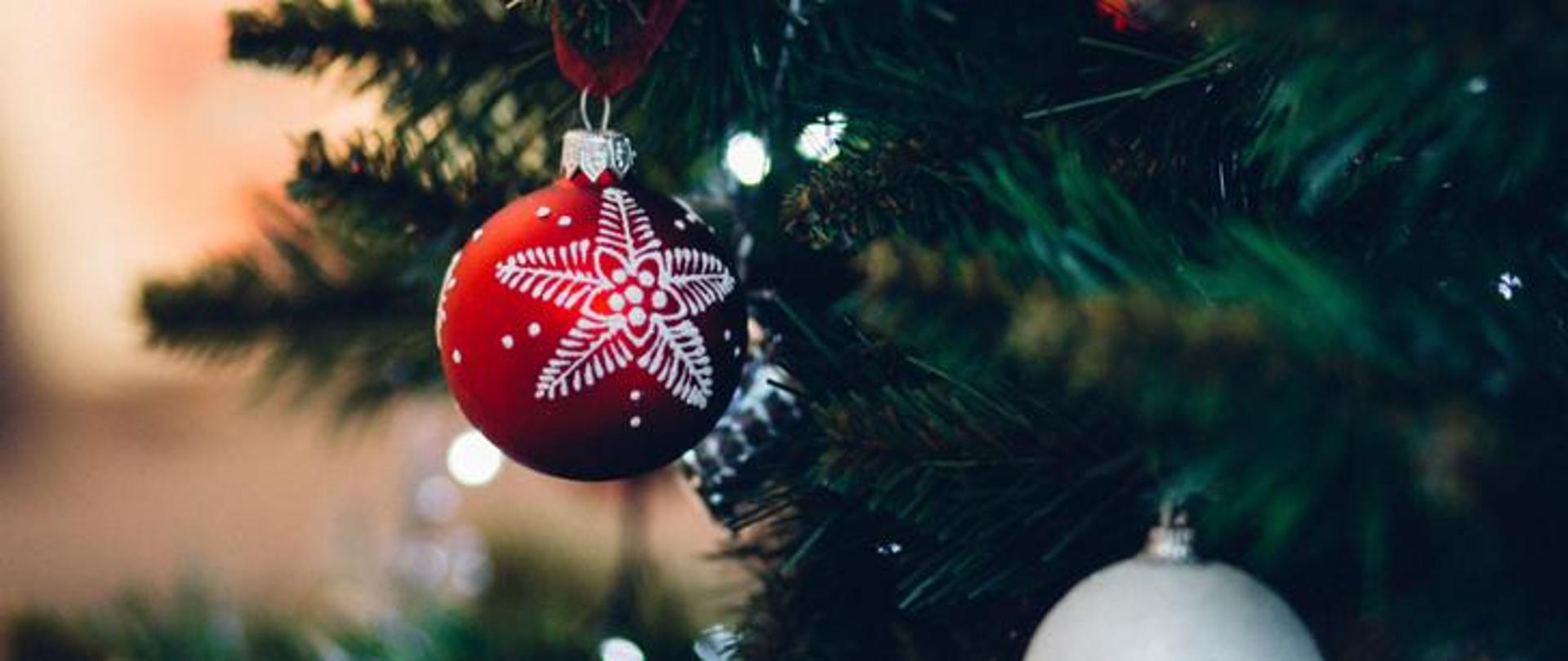 Choinka świąteczna przybrana bombkami