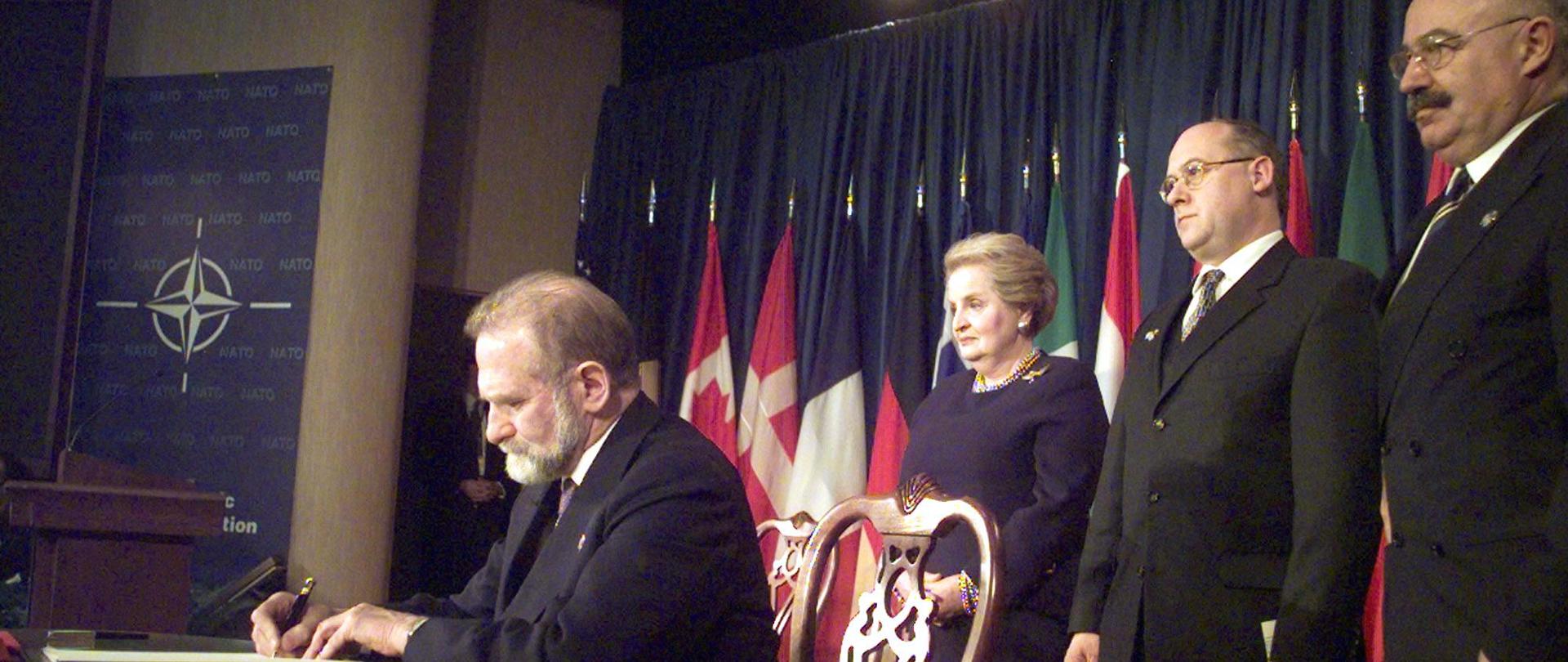 Polska, Czechy i Wêgry zosta³y w pi¹tek, 12 bm. oficjalnie przyjête w poczet cz³onków NATO. Podczas uroczystoci w Independence (Missouri, USA), sekretarz stanu USA Madeleine Albright przyjê³a dokumenty akcesyjne z r¹k szefów dyplomacji nowych pañstw cz³onkowskich -
Bronis³awa Geremka, Jana Kavana (Czechy) i Janosa Martonyiego (Wêgry). Na zdjêciu: szef polskiej dyplomacji Bronis³aw Geremek (przy stole) podpisuje w Bibliotece Trumana w Independence dokumenty akcesyjne cz³onkostwa Polski w NATO. Za nim od lewej stoj¹: amerykañska sekretarz stanu Madeleine Albright, czeski minister spraw zagranicznych Jan Kavan i wêgierski minister spraw zagranicznych Janos Martonyi. PAP/EPA
(CLIFF SCHIAPPA)