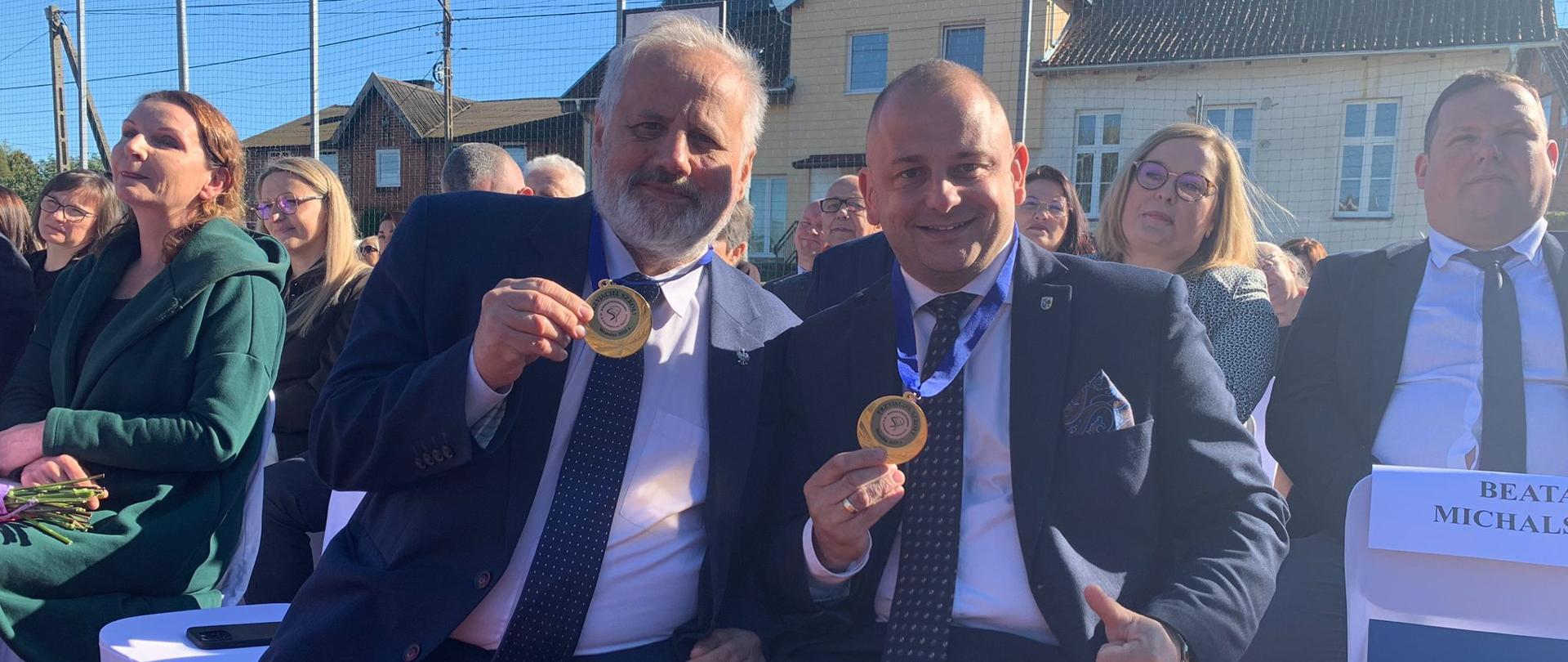 Dwóch mężczyzn siedzi na krzesłach 