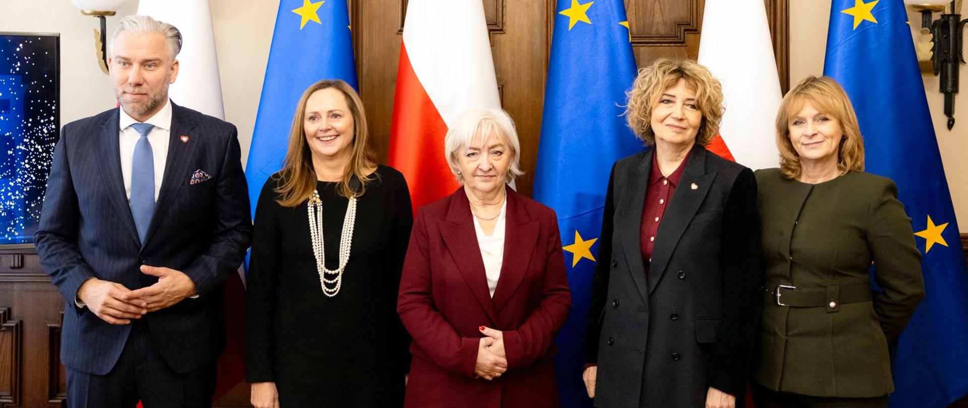 Pamiątkowa fotografia - od lewej: Bartosz Domaszewicz - przewodniczący Rady Miejskiej w Łodzi, Joanna Skrzydlewska - marszałek województwa łódzkiego, Dorota Ryl - wojewoda łódzki, Hanna Zdanowska - prezydent miasta Łodzi, Małgorzata - przewodnicząca Sejmiku Województwa Łódzkiego 