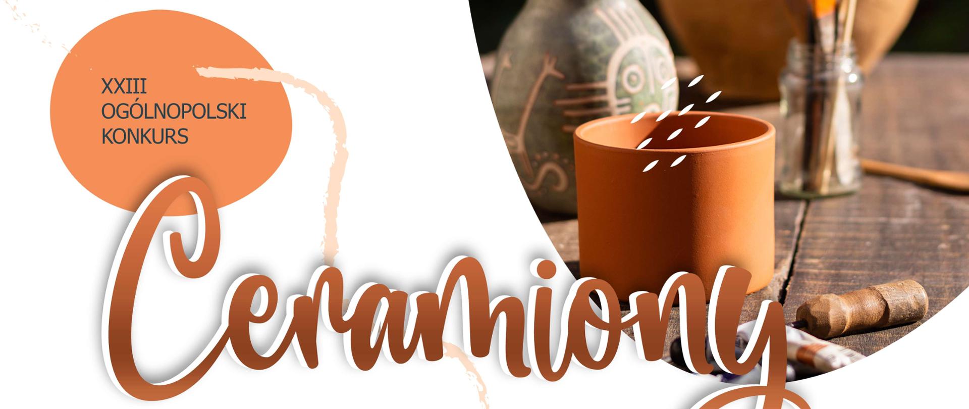 Grafika na białym tle, nieregularnie rozłożone plamy w barwie glinki oraz w tym kolorze napis z nazwą konkursu, po prawej w owalnej formie o czarnym tle fragment zdjęcia z naczyniami ceramicznymi. 