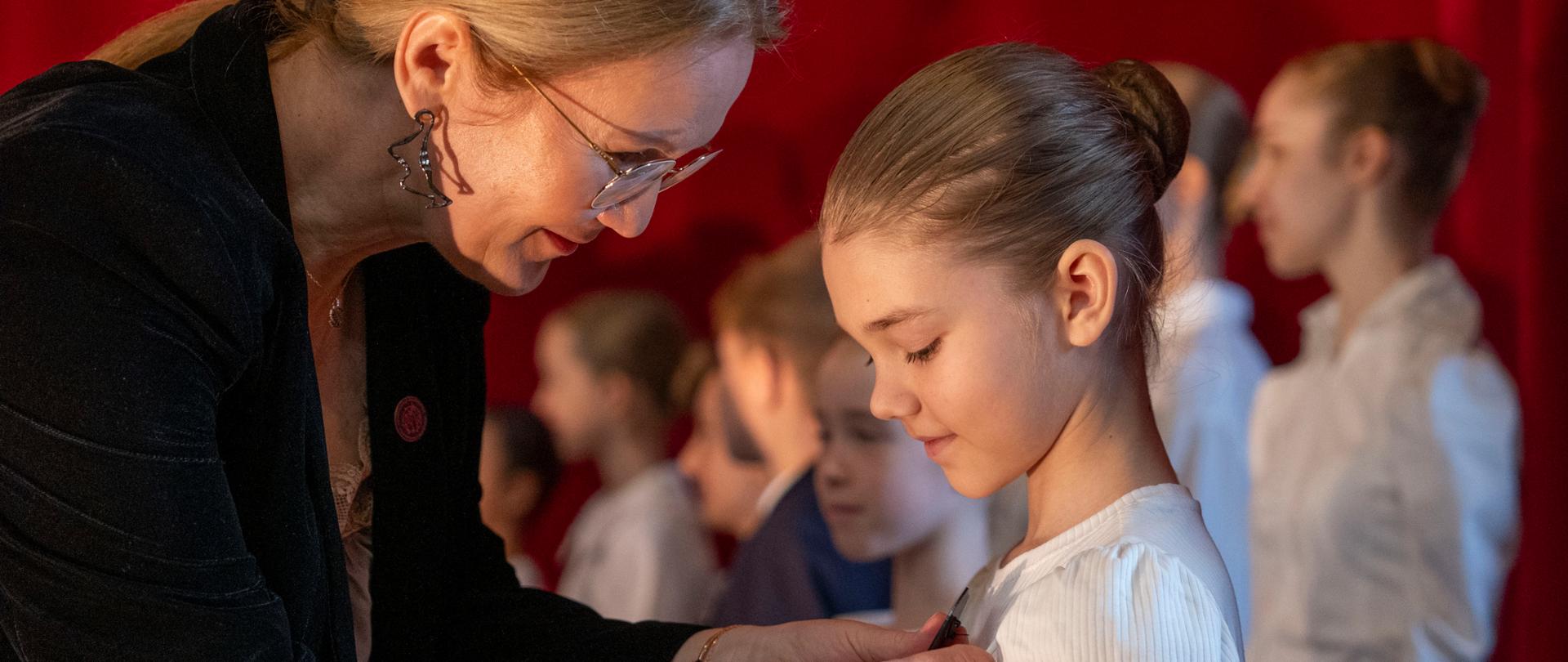 Dzień Edukacji Narodowej, zdjęcie z uroczystości w auli szkolnej. Piotr Witkowski