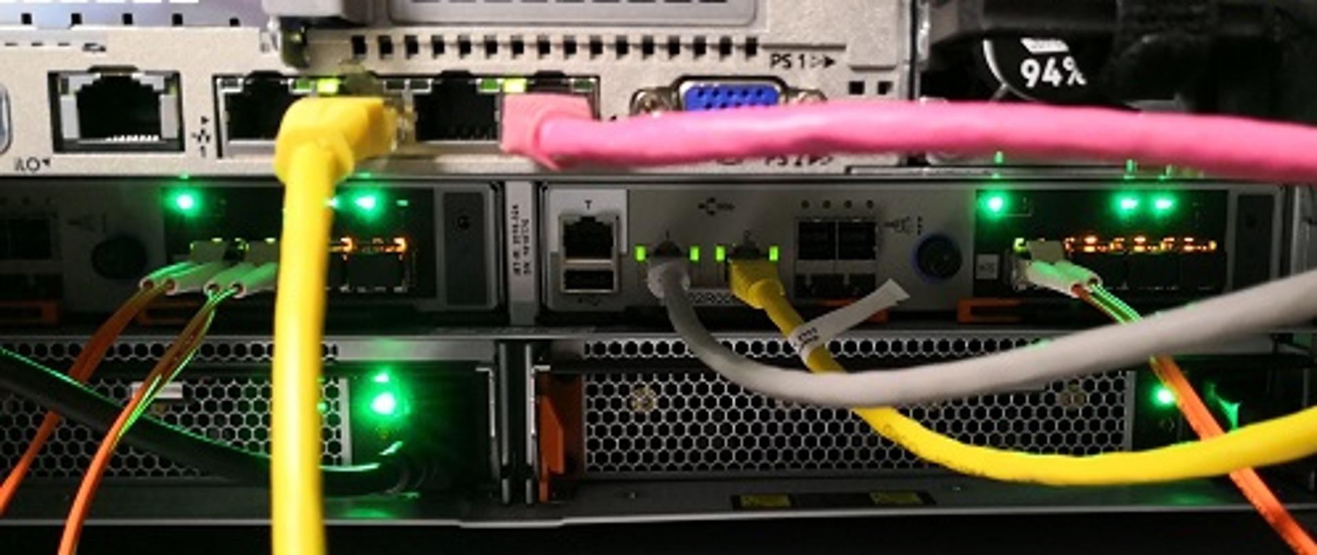 Wpięte kable i świecące diody w serwerze