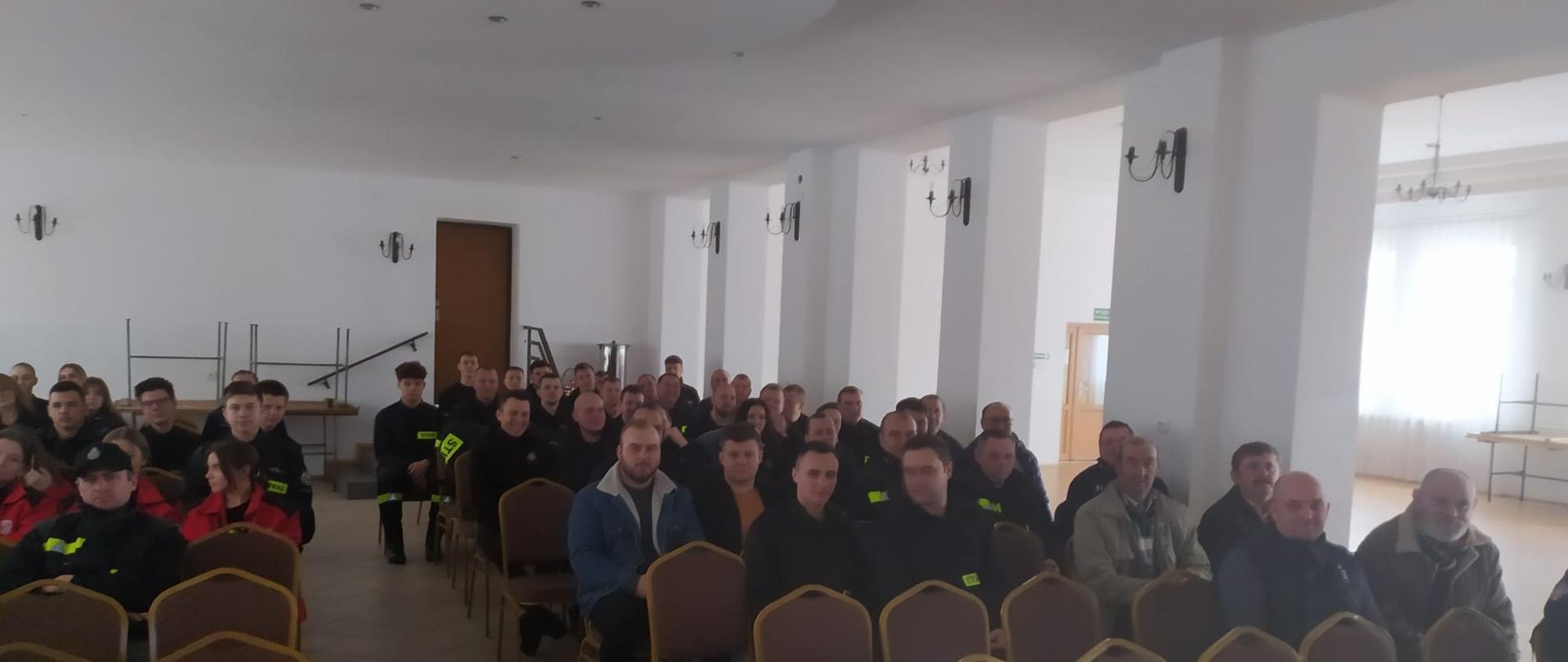 Zdjęcie przedstawia druhów OSP podczas szkolenia.