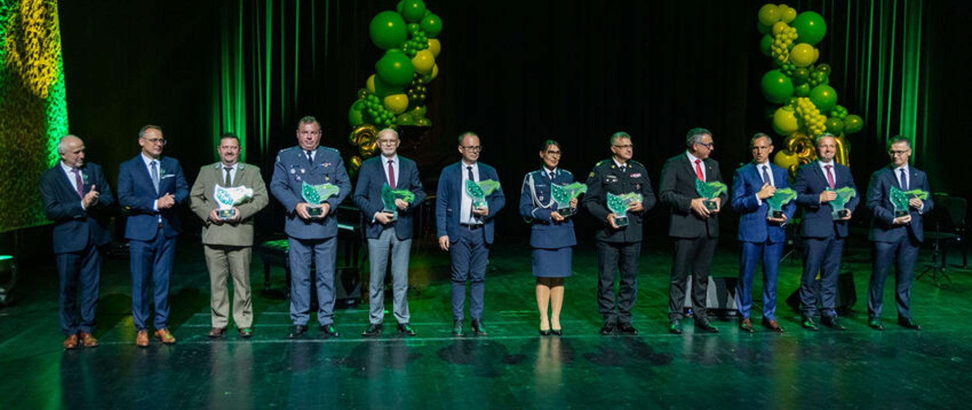 Na scenie 12 osób, i 10 uhonorowanych nagrodą