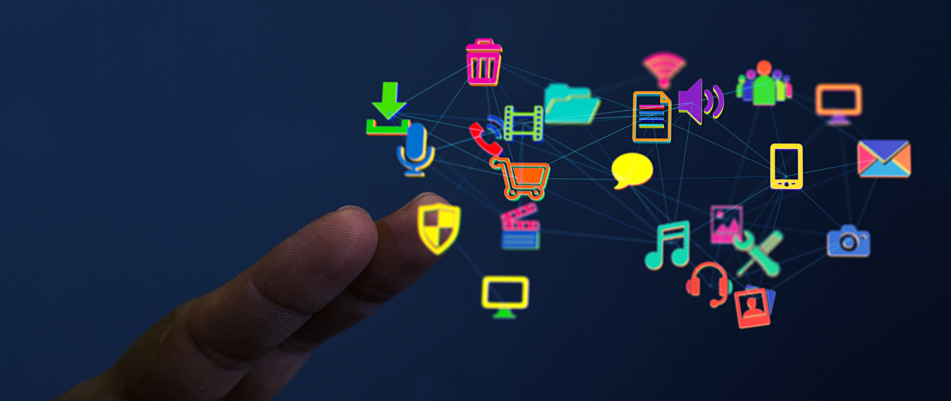 Dłoń (widoczne dwa palce) wskazuję na kolorowe graficzne symbole wizualizujące przepływ danych (chmurki, polaczenia, itp.).