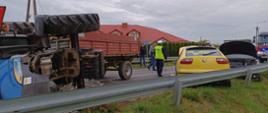 Wypadek 2 samochodów osobowych i ciągnika rolniczego z przyczepą w miejscowości Narzym