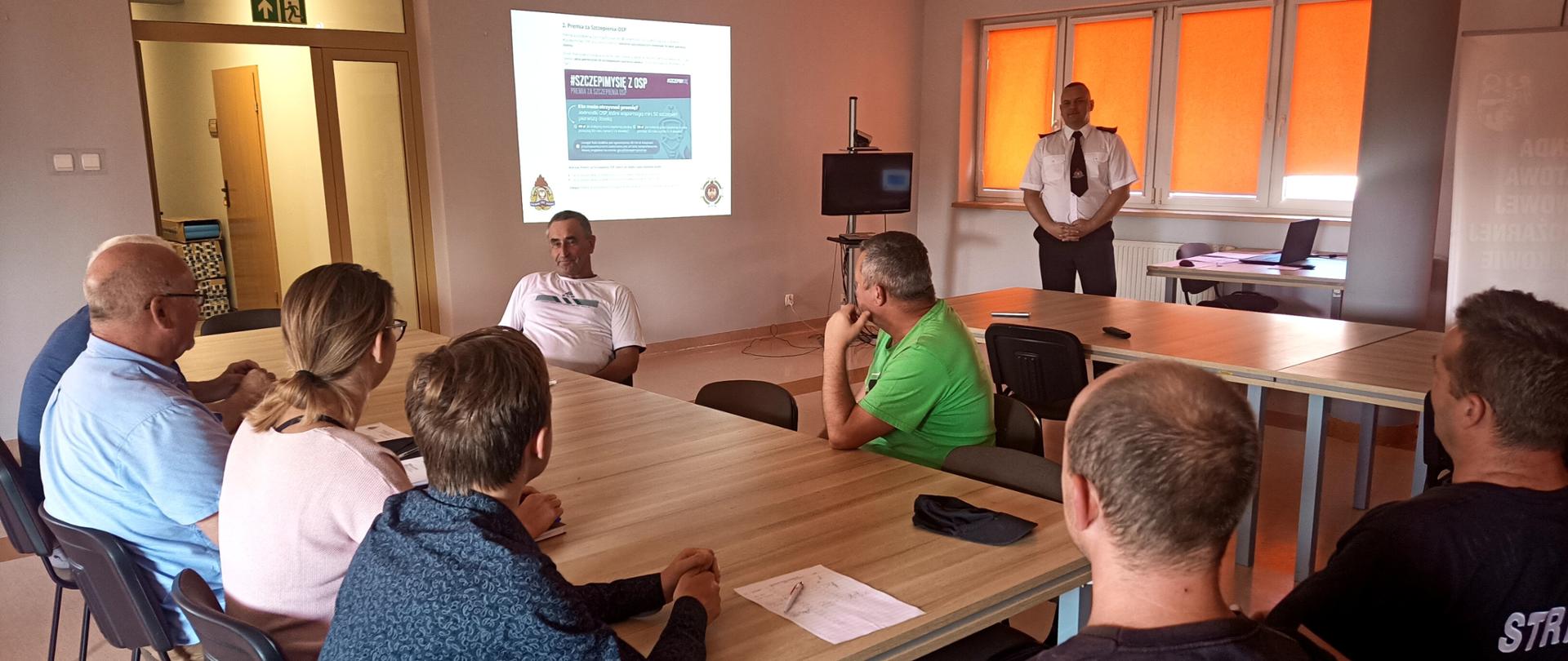 Druhowie na spotkaniu odnośnie akcji szczepimy się z OSP