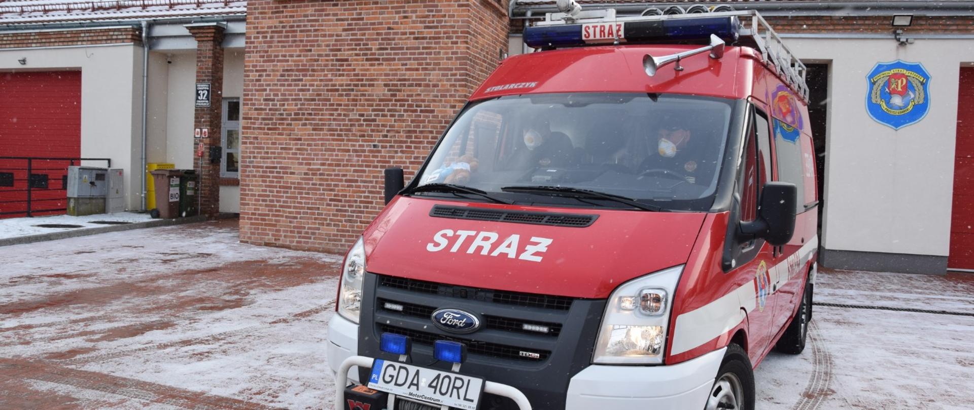 Zdjęcie przedstawia strażaków OSP pomagających w transporcie osób starszych do punktów szczepień.