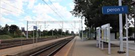 Tory kolejowe oraz peron 