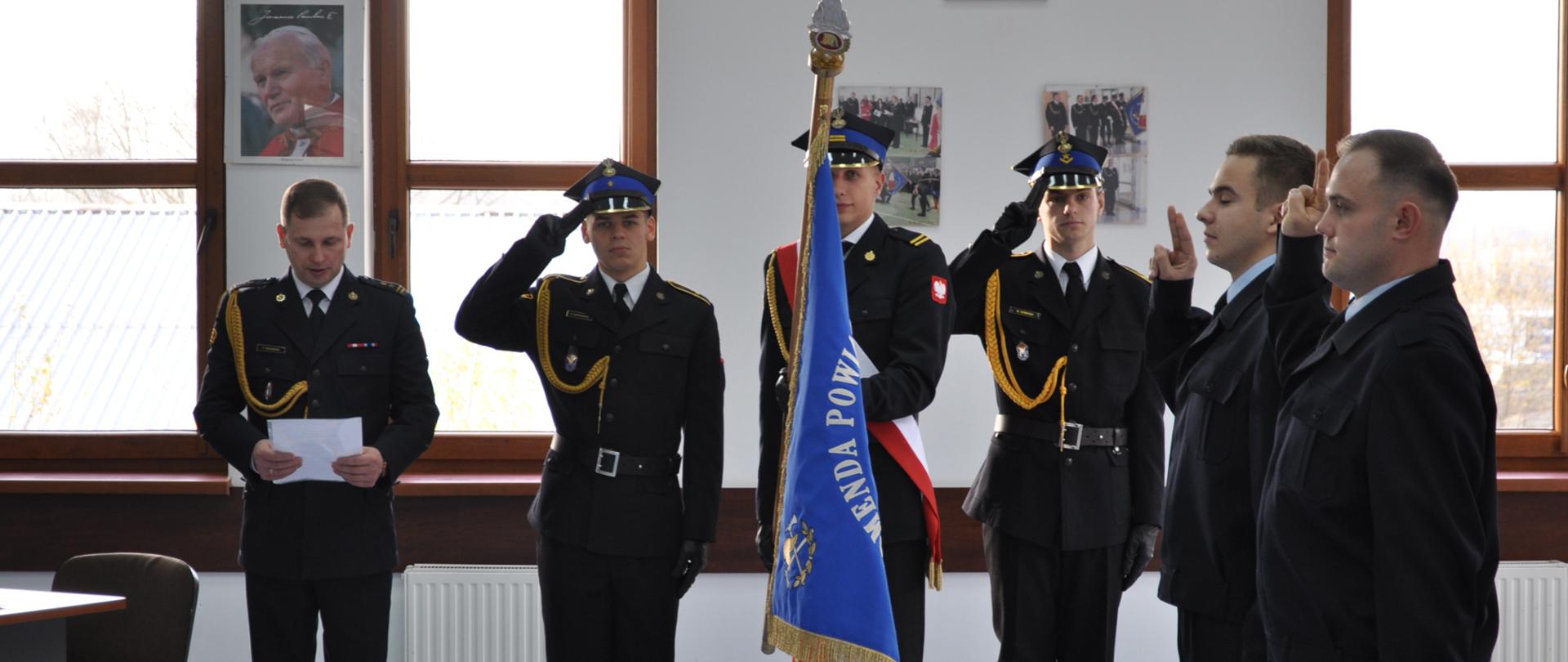 Ślubowanie przyjętych do służby strażaków w 2022 roku - odbywa się ślubowanie przyjętych do służby dwóch strażaków. Ślubowanie, zgodnie z przyjętym ceremoniałem, przyjmuje Komendant Powiatowy PSP bryg. Paweł Dmowski w obecności sztandaru oraz funkcjonariuszy komendy.
