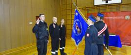 Ślubowanie trzech strażaków w zawiązku z przyjęciem do służby w PSP