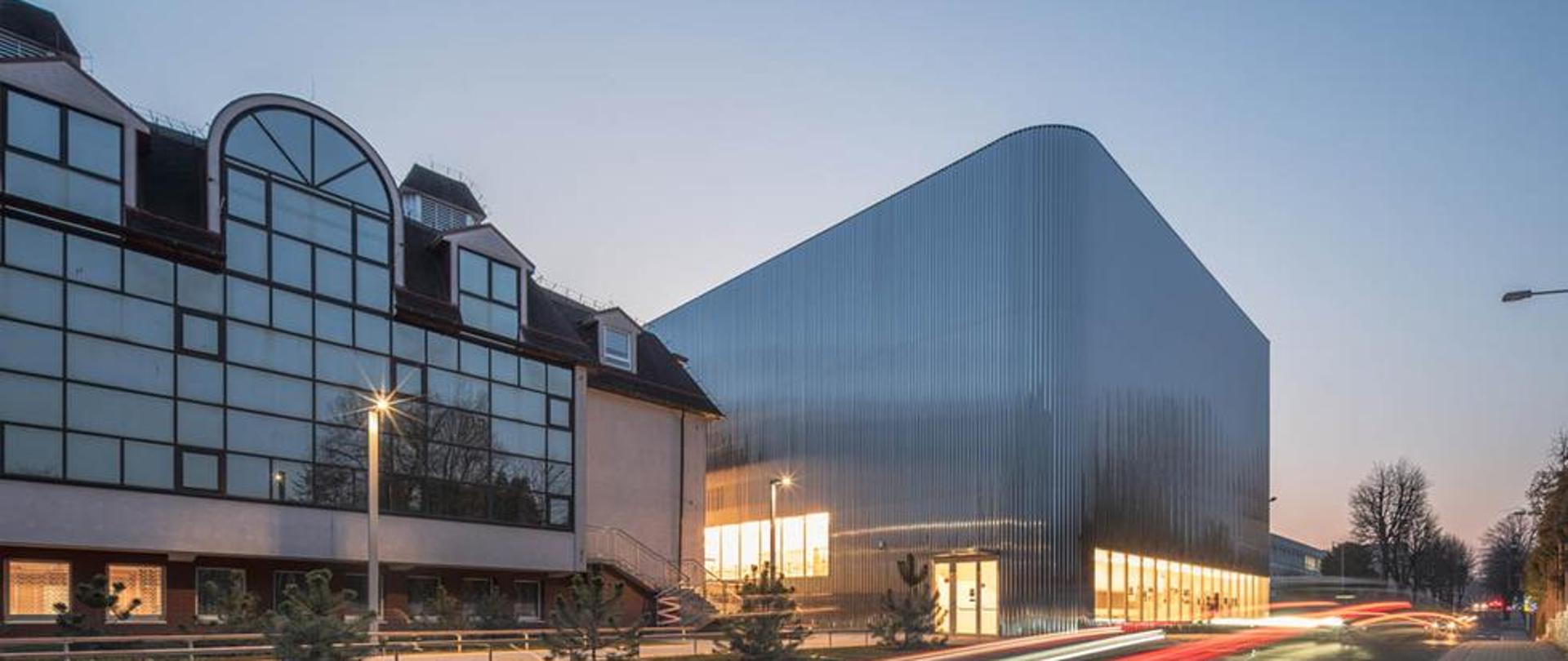 Zdjęcie przedstawia budynek Szkoły Muzycznej i Sali koncertowej od ulicy Kościuszki