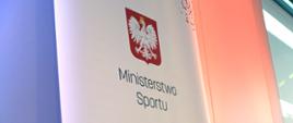 Rollup z logiem Ministerstwa Sportu.