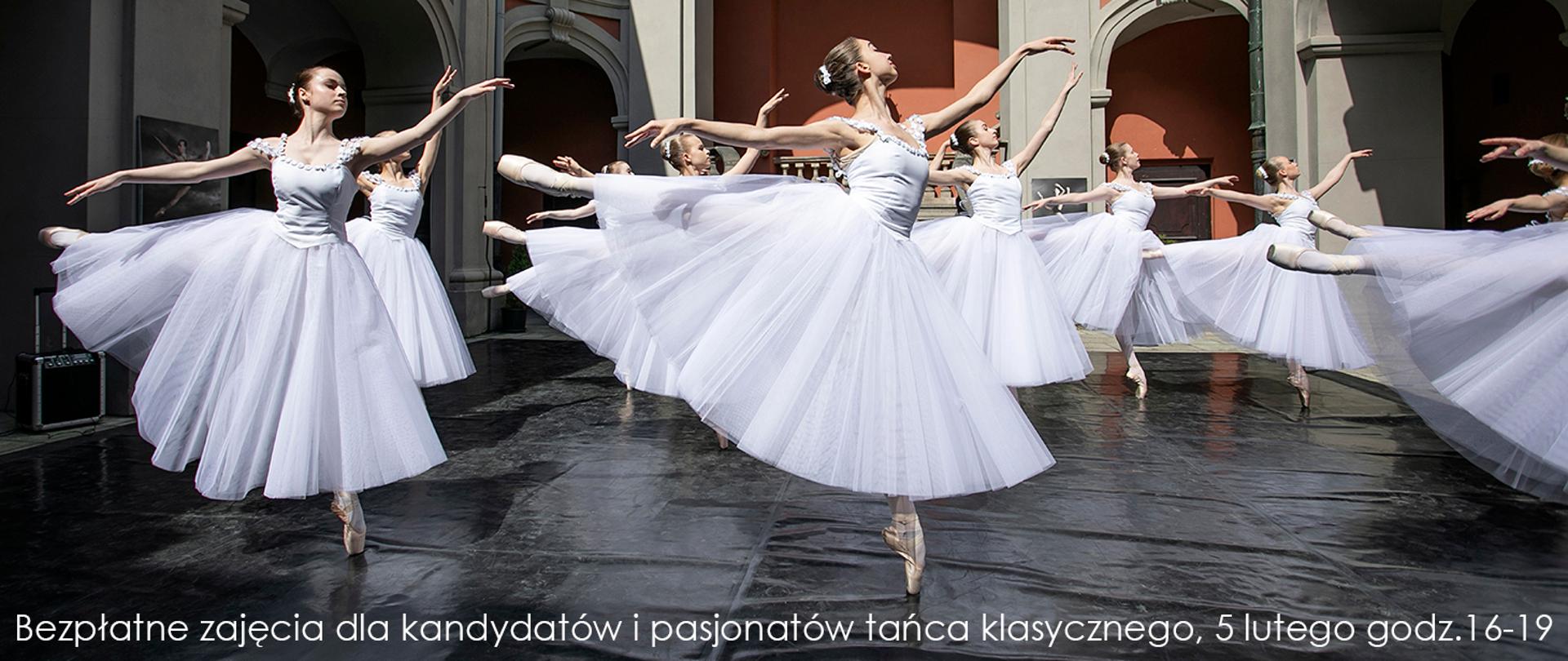 Tancerki w białych strojach na dziedzińcu szkoły