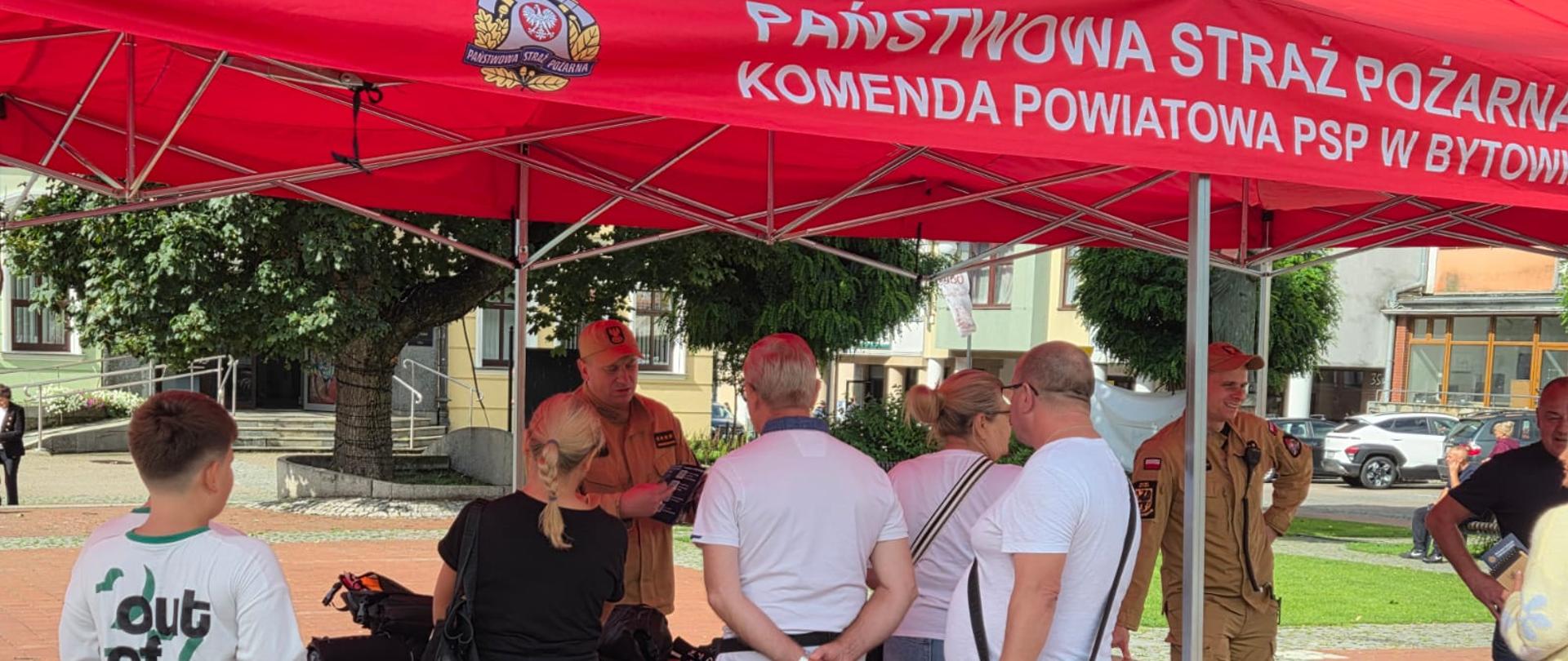 Funkcjonariusze PSP i mieszkańcy.