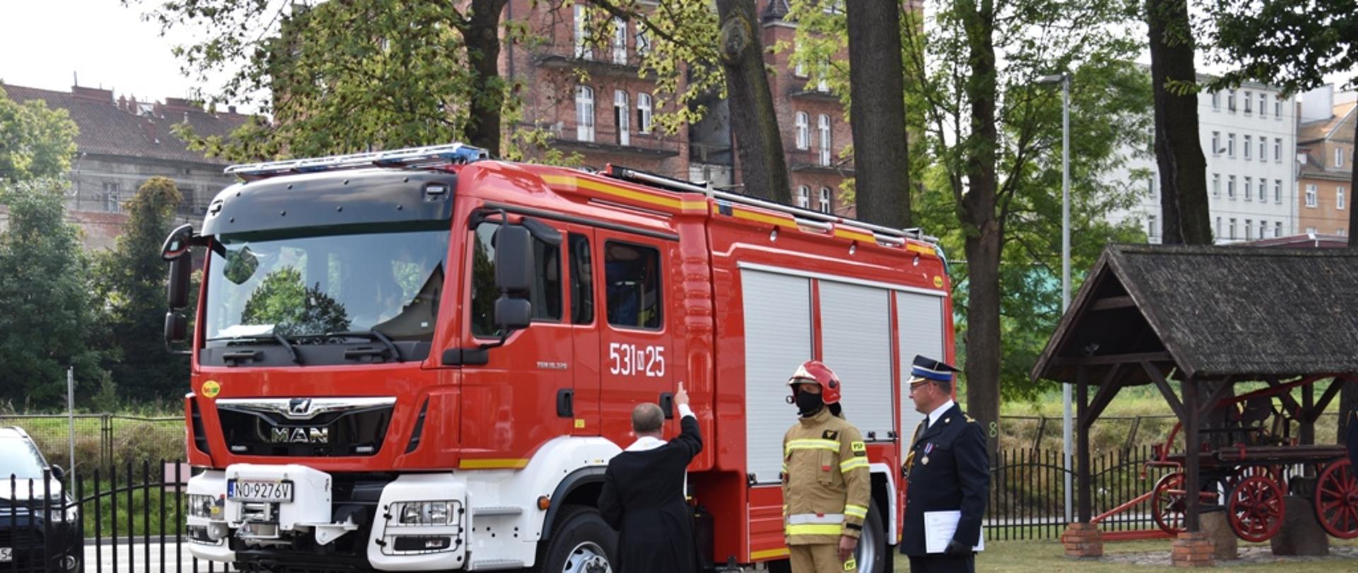 poświęcenie przez księdza nowego pojazdu ratowniczo-gaśniczego