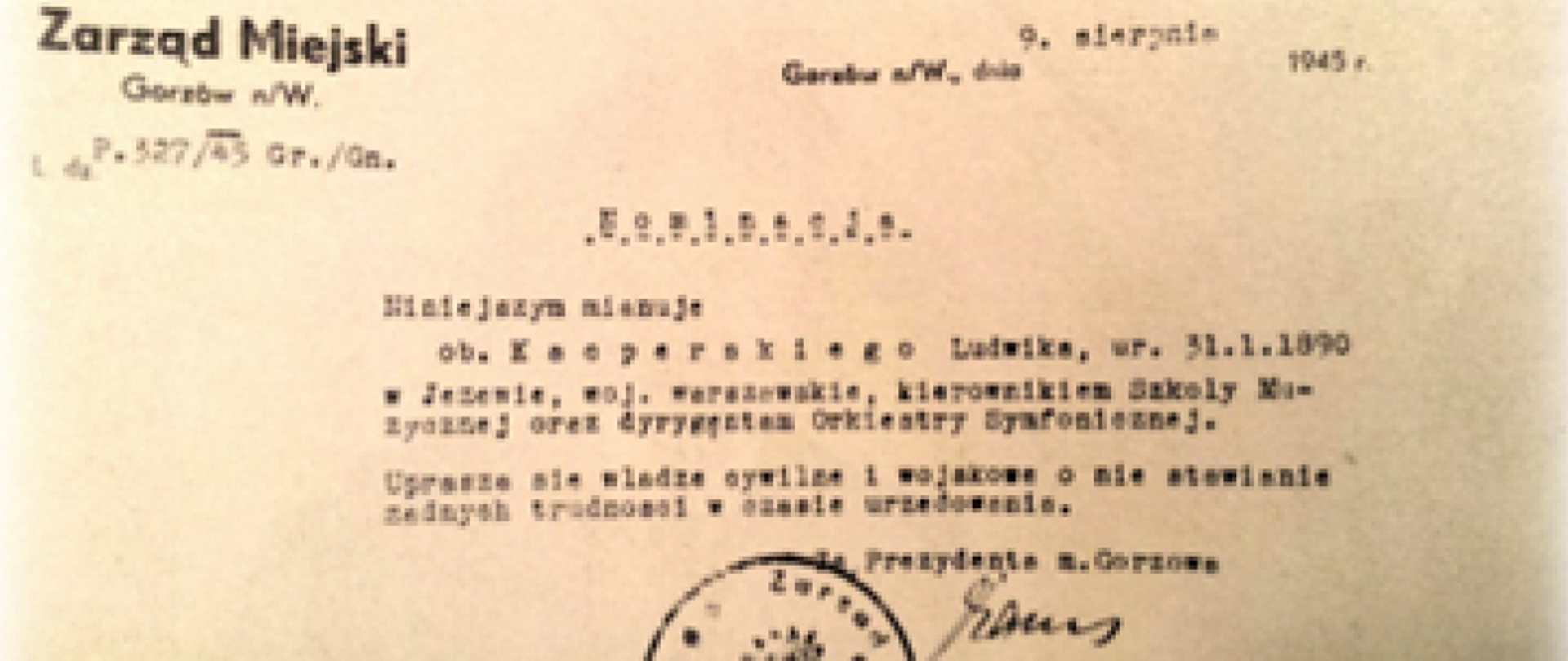 Skan: dokument z 9 sierpnia 1945 roku. Nominacja Ludwika Kacperskiego na kierownika szkoły muzycznej i dyrygenta orkiestry symfonicznej. Na dole pieczątka Zarządu Miejskiego miasta Gorzowa, obok podpis kierownika Biura Personalnego.