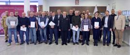 Pamiątkowe zdjęcie grupowe uczestników szkolenia z zakresu ochrony ludności i obrony cywilnej (32 osoby) w towarzystwie Komendanta Centralnej Szkoły PSP, wykładowcy na szkoleniu oraz funkcjonariusza CS PSP