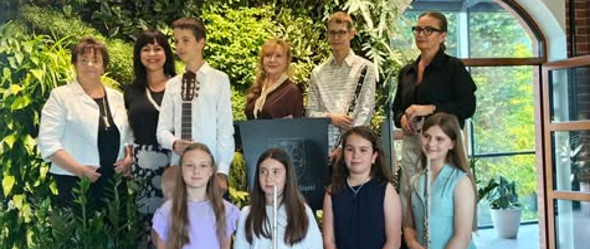 Grupa uczniów i nauczycieli w sali konferencyjnej PKP