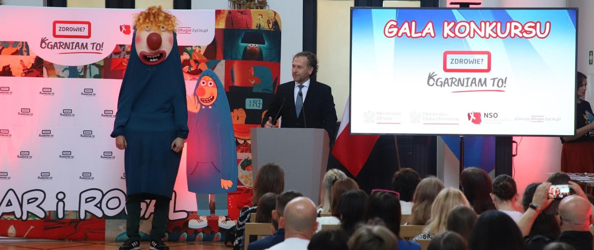 Gala konkursu „ZDROWIE? Ogarniam TO!”- na zdjęciu dyrektor generalny MEN Robert Bartold przemawia do zebranych uczestników konkursu 