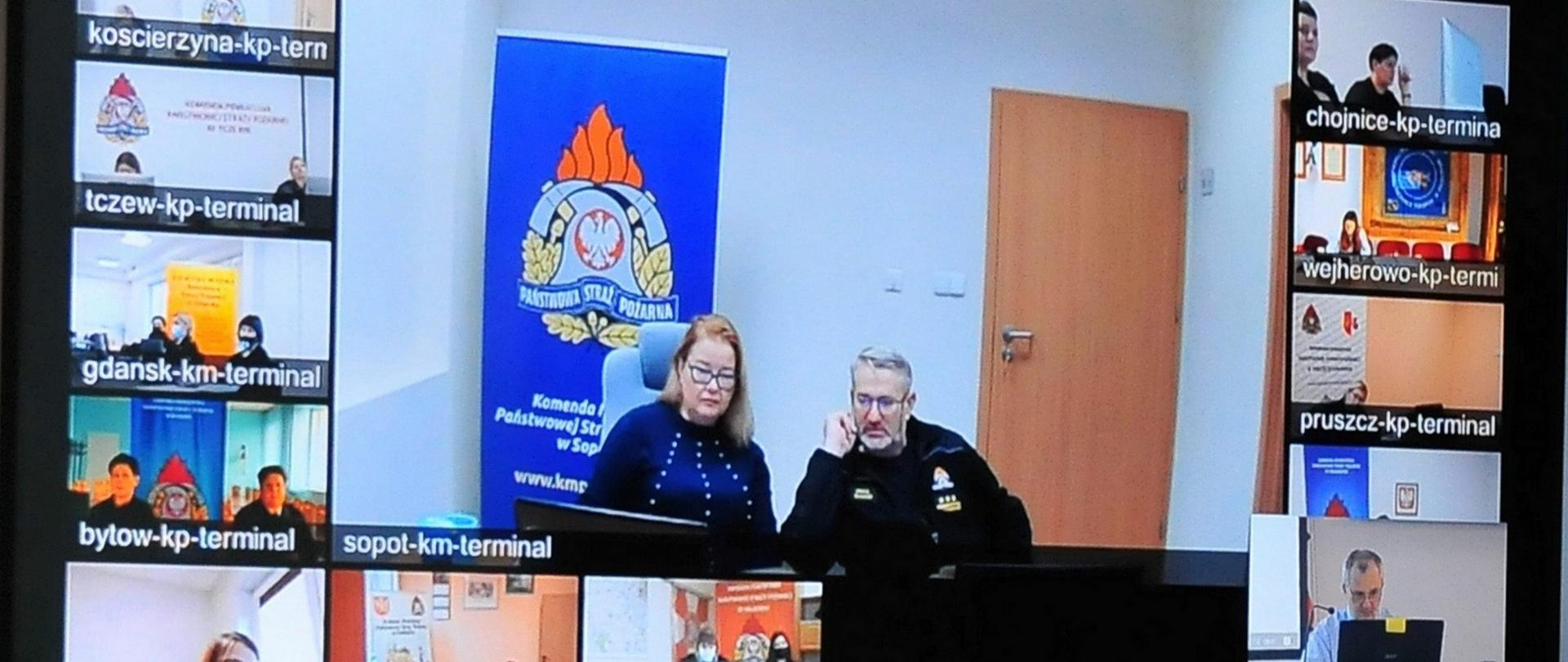 Zdjęcie przedstawia kadrę województwa pomorskiego uczestniczącą w szkoleniu informatycznym za pomocą systemu wideokonferencji.