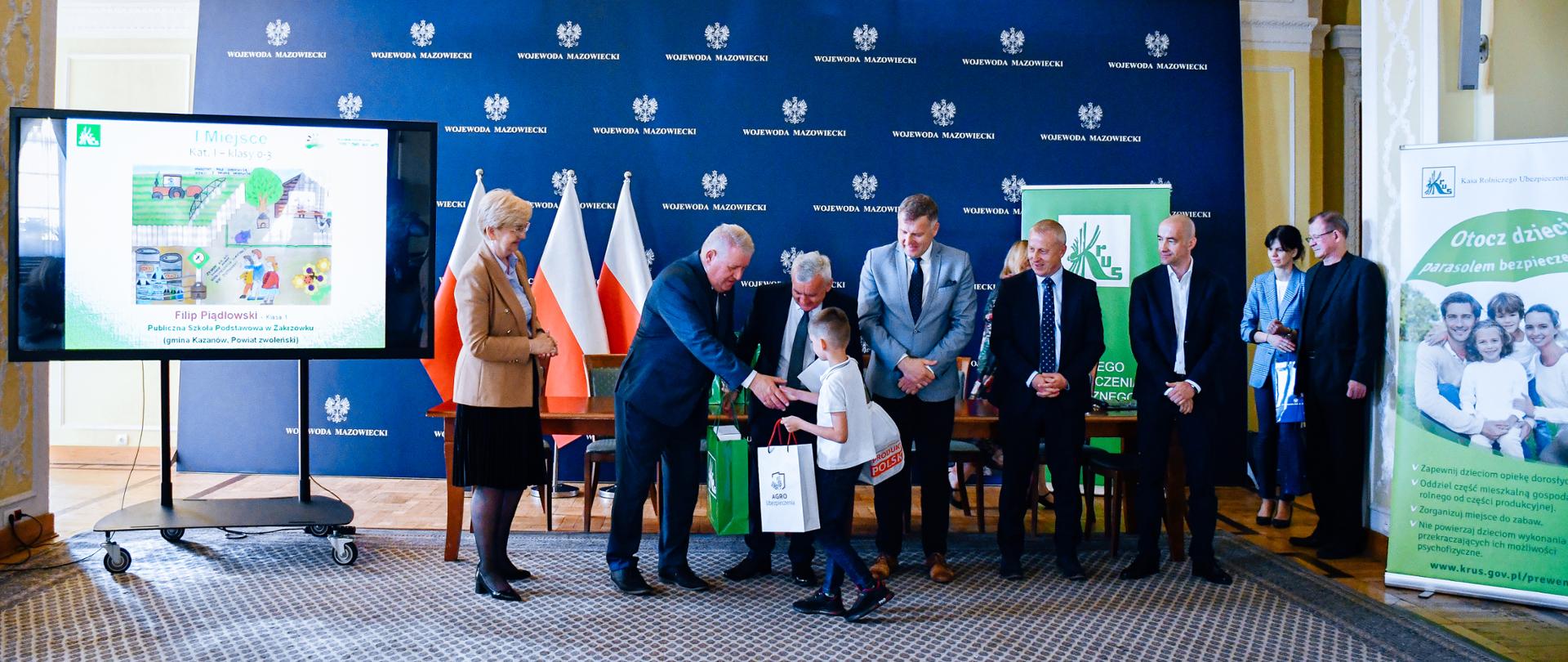 Na zdjęciu widać kobiety, mężczyzn i dziecko