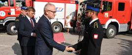 Strażak odbierający gratulacje
