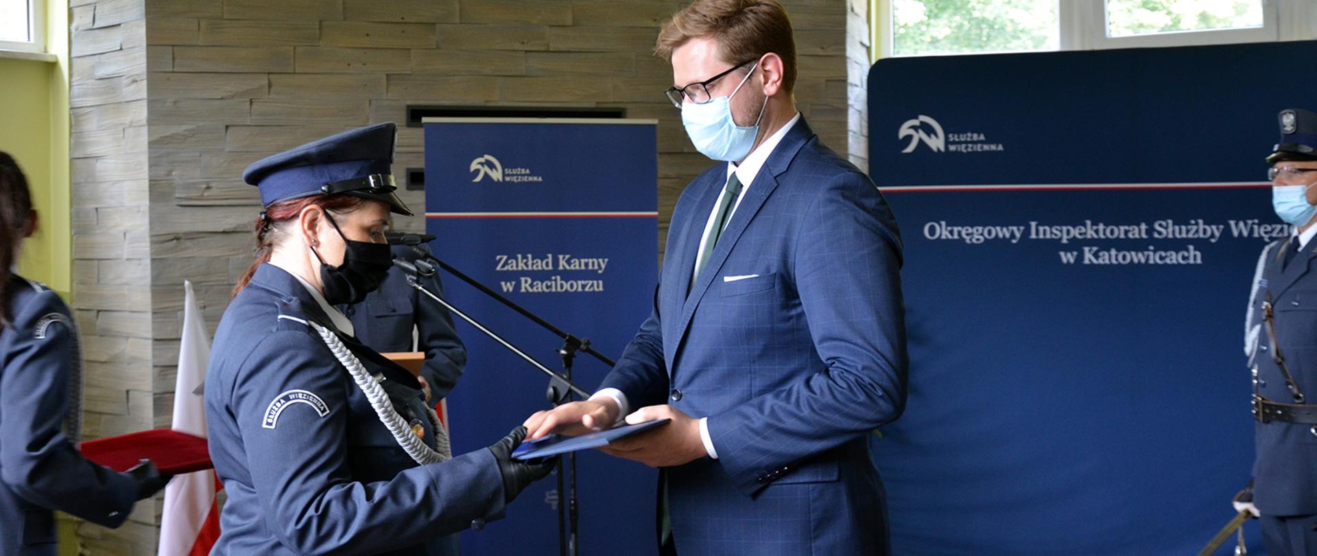 Uroczystość nadania odznaki Semper Paratus.