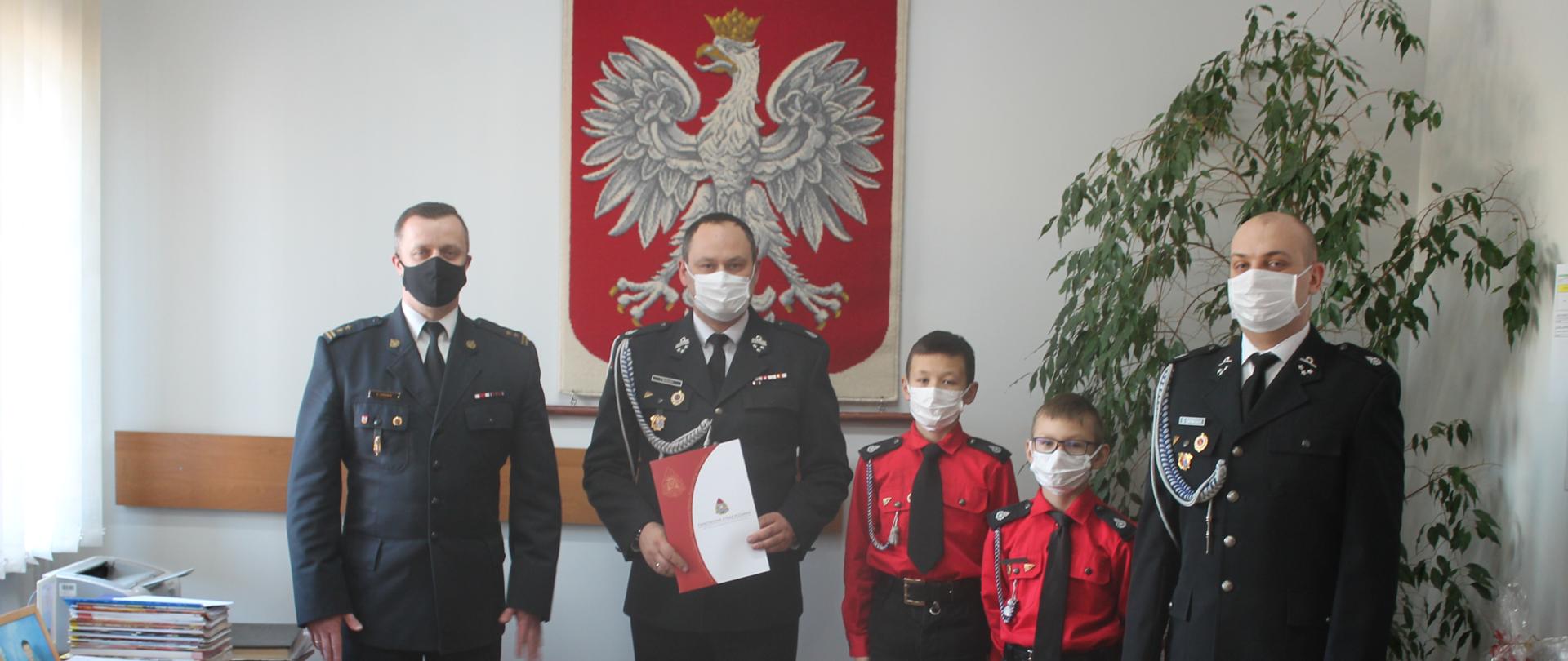 Zdjęcie przedstawia przekazanie listu gratulacyjnego dla dla OSP Kłodawa 