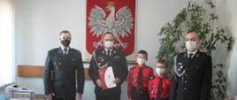 Zdjęcie przedstawia przekazanie listu gratulacyjnego dla dla OSP Kłodawa 