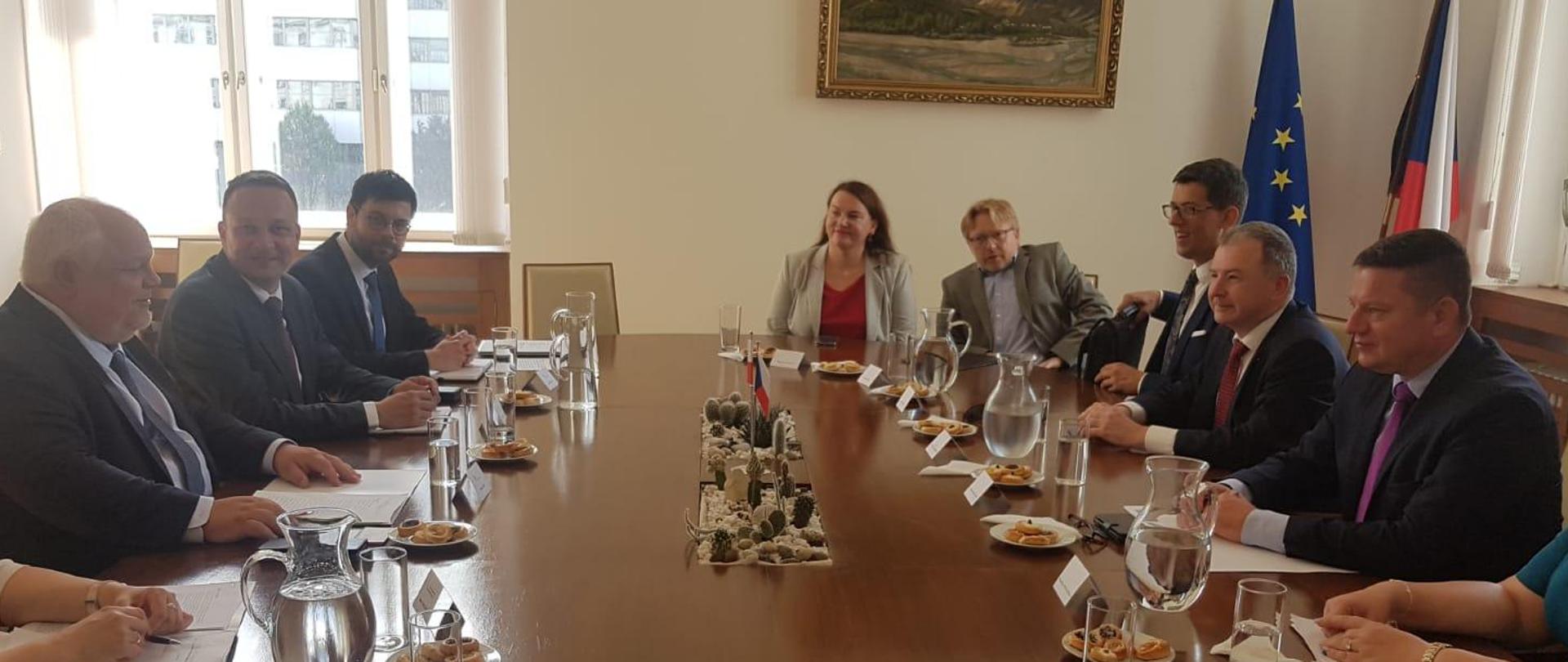 Współpraca dwustronna Polski i Czech w zakresie gospodarki wodnej oraz wspólnie realizowane transgraniczne projekty transportowe były tematami rozmowy wiceministra infrastruktury Przemysława Koperskiego z czeskim wiceministrem rolnictwa Radkiem Lančem oraz wiceministrem transportu Vaclavem Bernardem, w czasie spotkania 27 czerwca 2024 r. w Pradze. 