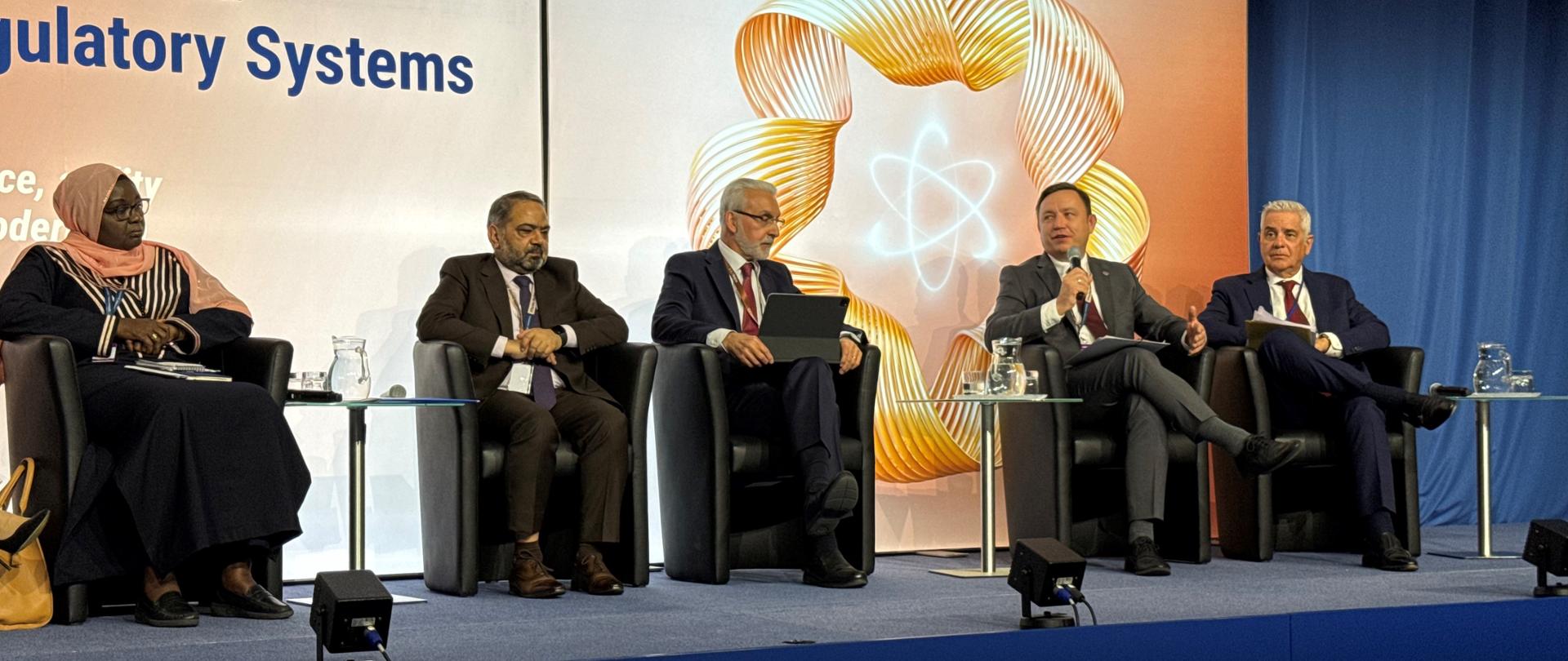 Uczestnicy podczas panelu dyskusyjnego na konferencji RegCon 2026 