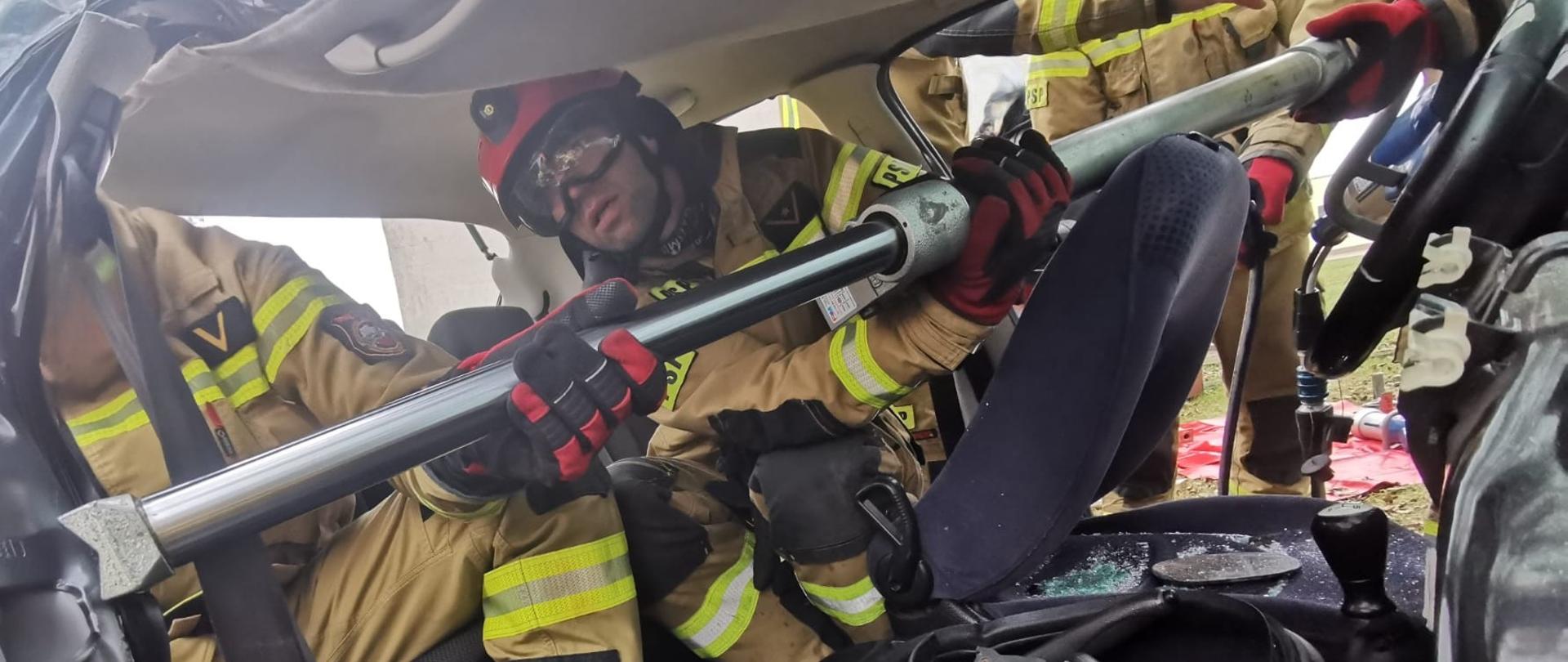 Na zdjęciu widać strażaków w trakcie zajęć szkoleniowych za zakresu ratownictwa technicznego. 