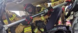 Na zdjęciu widać strażaków w trakcie zajęć szkoleniowych za zakresu ratownictwa technicznego. 