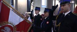 Strażacy KP PSP w Pińczowie ze sztandarem komendy uczestniczą w Mszy Św. za ojczyznę.