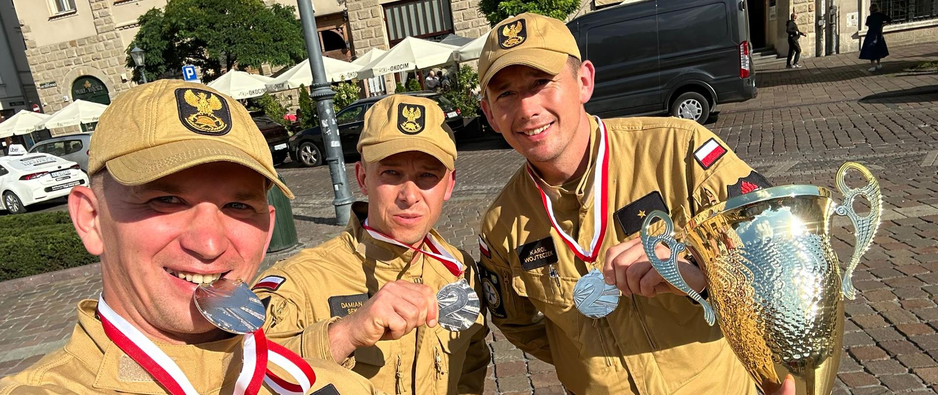 Reprezentacja woj. świętokrzyskiego pozuje na krakowskim Rynku.