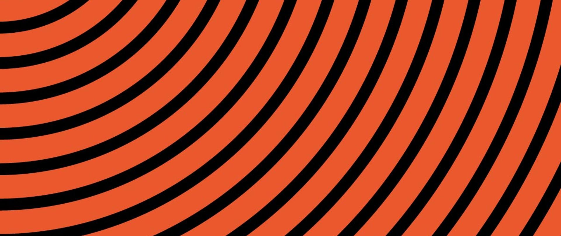 Grafika przedstawiająca czarne zaokrąglone pasy imitujące fale rozchodzące się od lewego górnego narożnika na pomarańczowym tle.