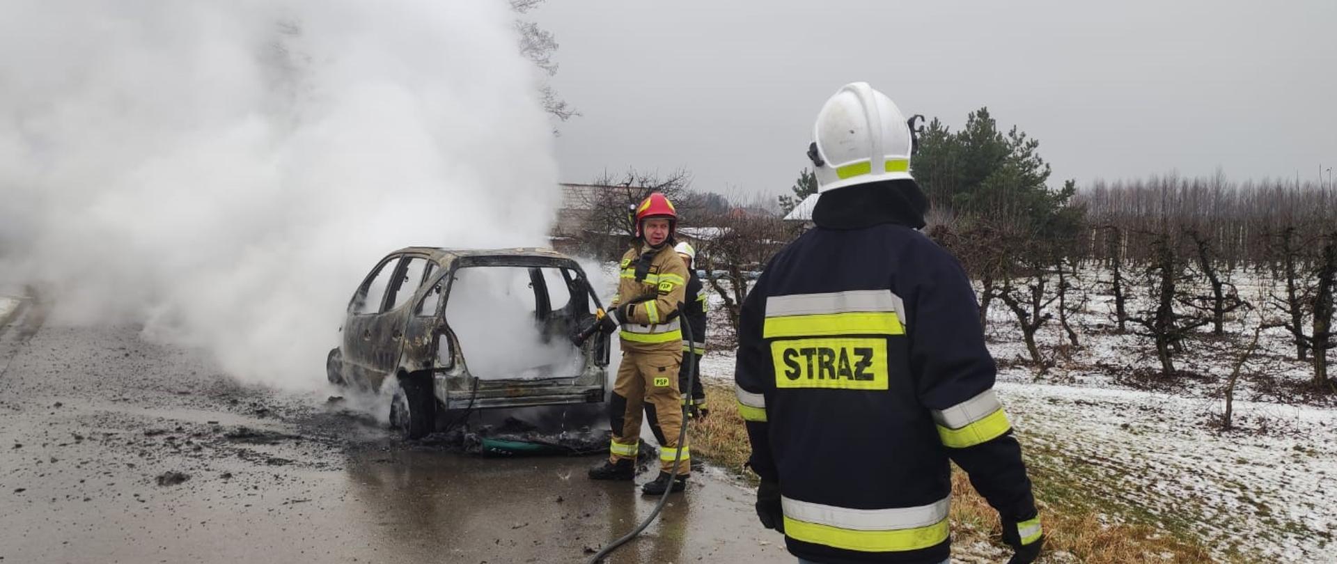 Pożar samochodu, działania ratowników